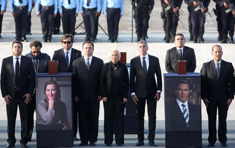 La gobernadora de Puebla, Martha Erika Alonso, con orígenes en Cangas de Onís, su marido, Rafael Moreno Valle, y otras tres personas fallecieron el lunes en un accidente de helicóptero. Centenares de personas han participado en un homenaje al matrimonio.