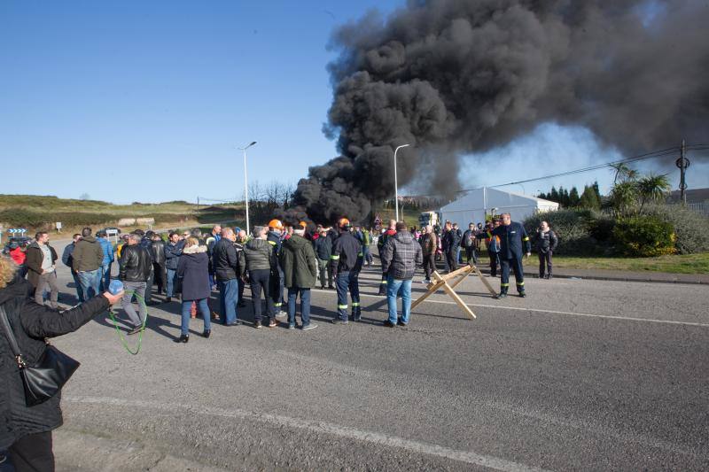 El acto de protesta se produce mientras se mantienen negociaciones con la empresa para el comienzo del ERE.