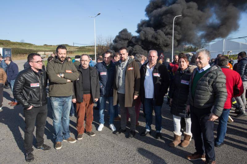 El acto de protesta se produce mientras se mantienen negociaciones con la empresa para el comienzo del ERE.