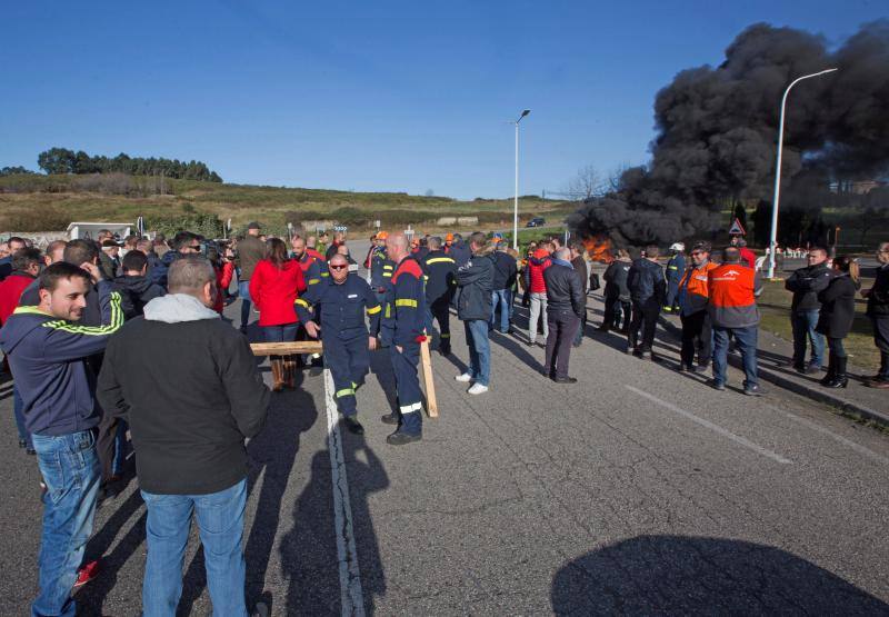 El acto de protesta se produce mientras se mantienen negociaciones con la empresa para el comienzo del ERE.