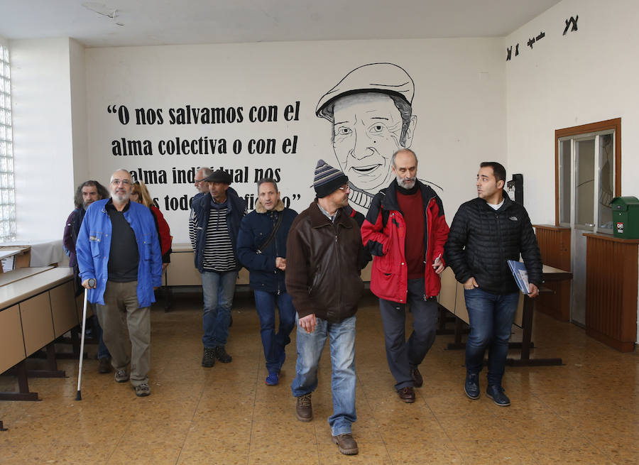 Los parados exigen al Ayuntamiento Gijón que cumpla «con su parte de trato» para el desalojo de la Casa Sindical.