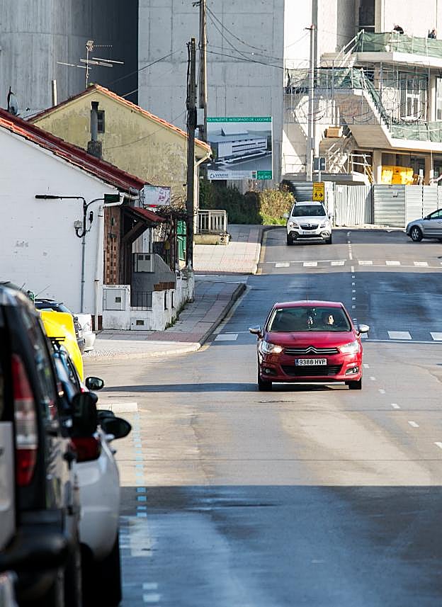 Calles de La Ería de Lugones tras el baldeo. 