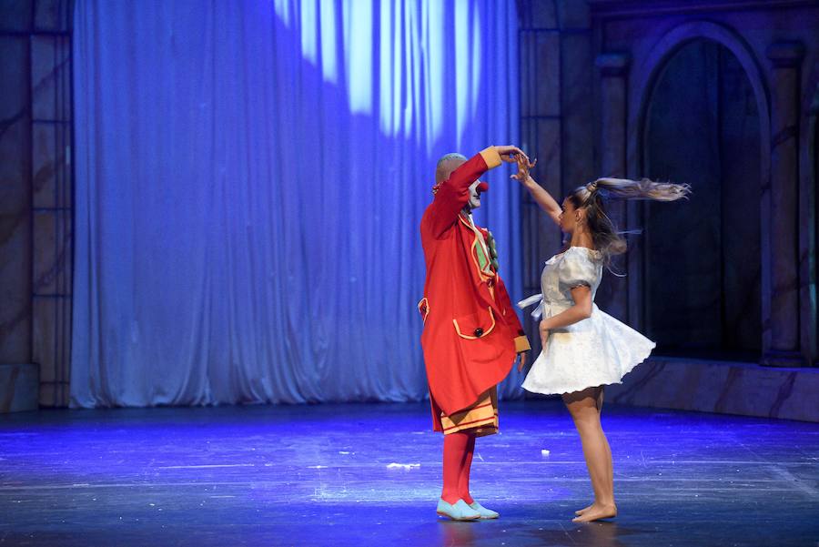 El espectáculo infantil de magia y luz 'Galtük, un sueño de Navidad' hizo las delicias de pequeños y no tan pequeños. Viernes, sábado y domingo habrá nuevas funciones.