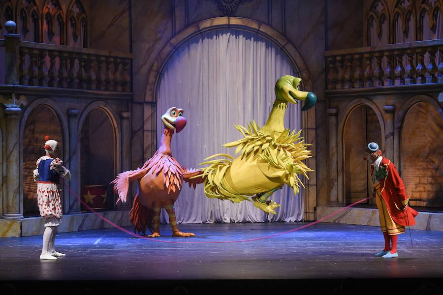 El espectáculo infantil de magia y luz 'Galtük, un sueño de Navidad' hizo las delicias de pequeños y no tan pequeños. Viernes, sábado y domingo habrá nuevas funciones.