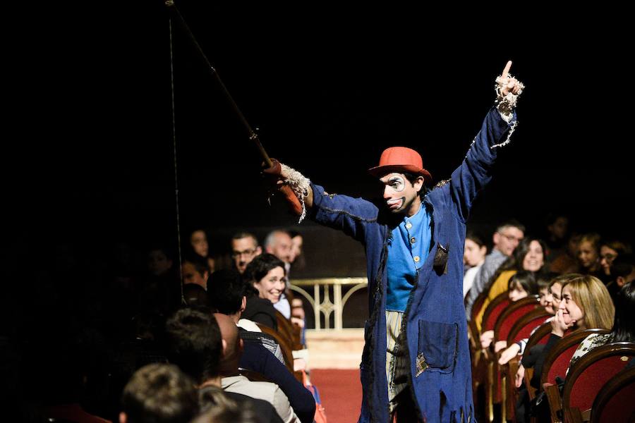 El espectáculo infantil de magia y luz 'Galtük, un sueño de Navidad' hizo las delicias de pequeños y no tan pequeños. Viernes, sábado y domingo habrá nuevas funciones.