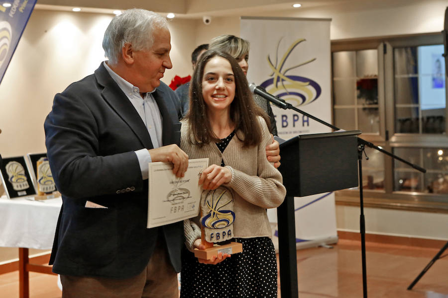 Juan José Cachero, máximo responsable de la Federación Asturiana de Baloncesto, presidió la entrega de galardones a los más destacados representantes de este deporte en Asturias. El técnico del Gijón Basket, Fran Sánchez, fue distinguido como mejor entrenador masculino y Paula Bergel, mejor preparadora femenina. Mientras Carlos Hevia y Cristina Álvarez fueron premiados como los mejores seniors del curso. También se reconoció la trayectoria del árbitro Sergio Eduardo González, entre otros.