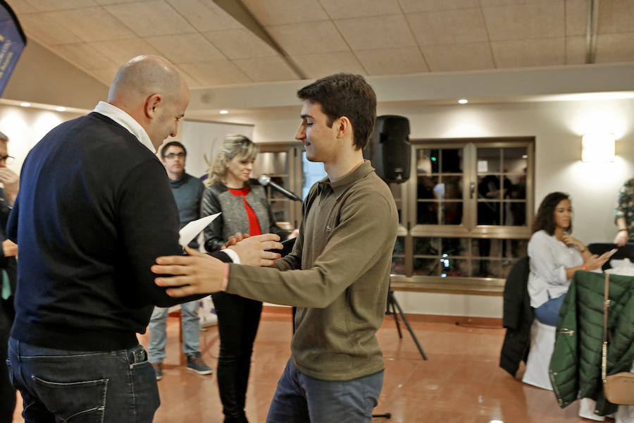 Juan José Cachero, máximo responsable de la Federación Asturiana de Baloncesto, presidió la entrega de galardones a los más destacados representantes de este deporte en Asturias. El técnico del Gijón Basket, Fran Sánchez, fue distinguido como mejor entrenador masculino y Paula Bergel, mejor preparadora femenina. Mientras Carlos Hevia y Cristina Álvarez fueron premiados como los mejores seniors del curso. También se reconoció la trayectoria del árbitro Sergio Eduardo González, entre otros.