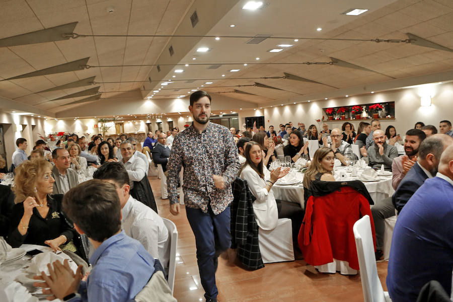 Juan José Cachero, máximo responsable de la Federación Asturiana de Baloncesto, presidió la entrega de galardones a los más destacados representantes de este deporte en Asturias. El técnico del Gijón Basket, Fran Sánchez, fue distinguido como mejor entrenador masculino y Paula Bergel, mejor preparadora femenina. Mientras Carlos Hevia y Cristina Álvarez fueron premiados como los mejores seniors del curso. También se reconoció la trayectoria del árbitro Sergio Eduardo González, entre otros.