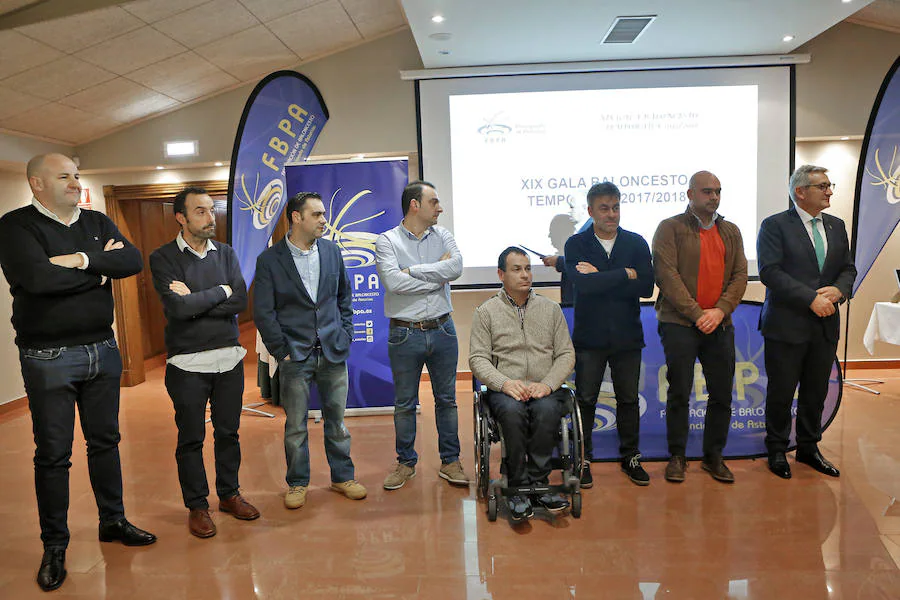 Juan José Cachero, máximo responsable de la Federación Asturiana de Baloncesto, presidió la entrega de galardones a los más destacados representantes de este deporte en Asturias. El técnico del Gijón Basket, Fran Sánchez, fue distinguido como mejor entrenador masculino y Paula Bergel, mejor preparadora femenina. Mientras Carlos Hevia y Cristina Álvarez fueron premiados como los mejores seniors del curso. También se reconoció la trayectoria del árbitro Sergio Eduardo González, entre otros.