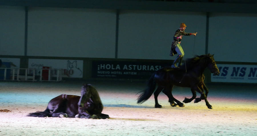 Santi Serra, especialista en doma clásica, hizo que el público se quedase con la boca abierta en la jornada inaugural del Concurso de Saltos Internacional Indoor.