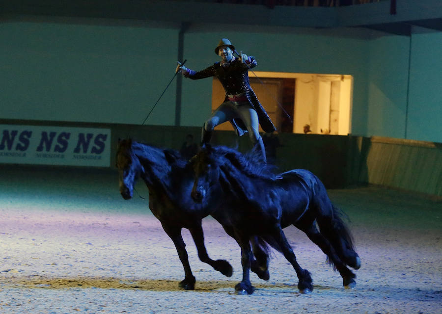 Santi Serra, especialista en doma clásica, hizo que el público se quedase con la boca abierta en la jornada inaugural del Concurso de Saltos Internacional Indoor.