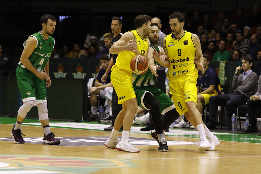 El equipo ovetense no pudo despedirse del año con una victoria tras perder por 85-69 en terreno hispalense