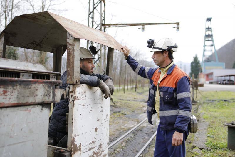 Los más de 400 mineros que trabajan en ambos yacimientos de Laviana y Aller finalizan hoy esta actividad, aunque eso no significa que abandonarán sus puestos. Según las previsiones de Hunosa, se dedicarán a las tareas de mantenimiento y desmontaje de las explotaciones, que se prolongarán durante unos dos años.