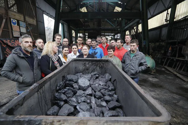 Los más de 400 mineros que trabajan en ambos yacimientos de Laviana y Aller finalizan hoy esta actividad, aunque eso no significa que abandonarán sus puestos. Según las previsiones de Hunosa, se dedicarán a las tareas de mantenimiento y desmontaje de las explotaciones, que se prolongarán durante unos dos años.