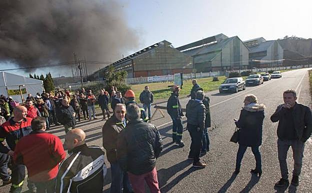 Trabajadores de Alcoa, este jueves en Avilés.