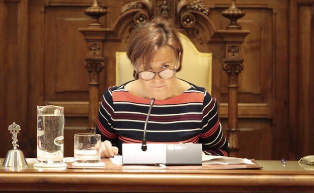 La alcaldesa de Gijón, Carmen Moriyón, durante un Pleno del Ayuntamiento. 