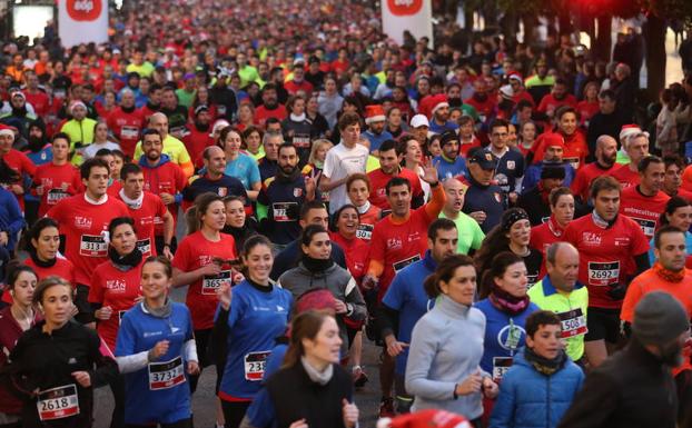 Atletas en Oviedo en una San Silvestre.