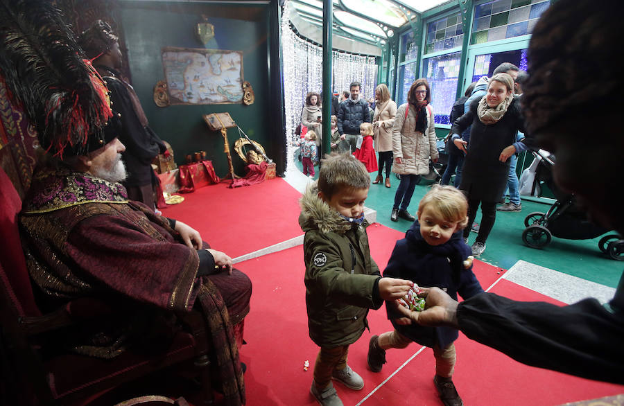 El emisario de los Reyes Magos ha recogido las peticiones de los pequeños en Oviedo para hacérselas llegar sus Majestades.