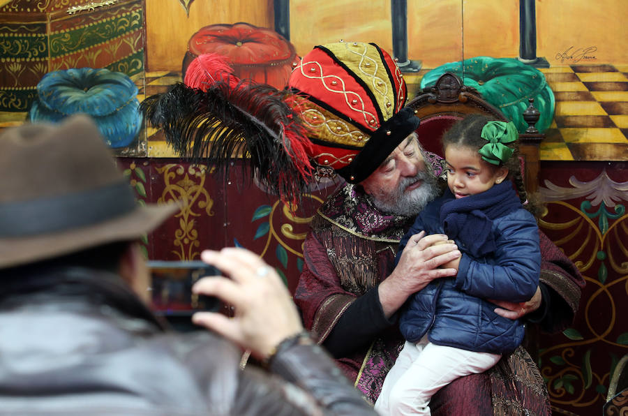 El emisario de los Reyes Magos ha recogido las peticiones de los pequeños en Oviedo para hacérselas llegar sus Majestades.