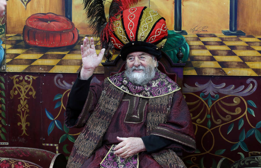 El emisario de los Reyes Magos ha recogido las peticiones de los pequeños en Oviedo para hacérselas llegar sus Majestades.