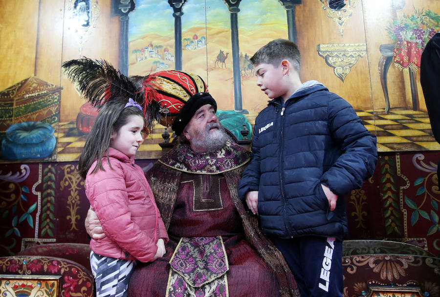 El emisario de los Reyes Magos ha recogido las peticiones de los pequeños en Oviedo para hacérselas llegar sus Majestades.