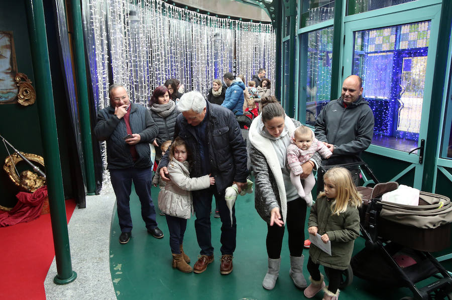 El emisario de los Reyes Magos ha recogido las peticiones de los pequeños en Oviedo para hacérselas llegar sus Majestades.