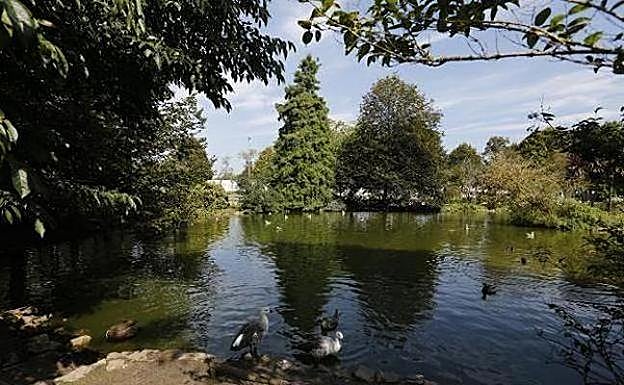 Un hombre se queda atrapado dos horas en los aseos del parque de Isabel la Católica