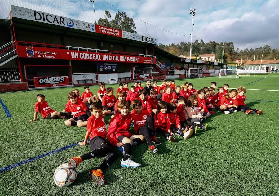 El jugador asturiano David Villa compartió entrenamiento en Llanera con los chavales del campus de invierno DV7 que organiza.