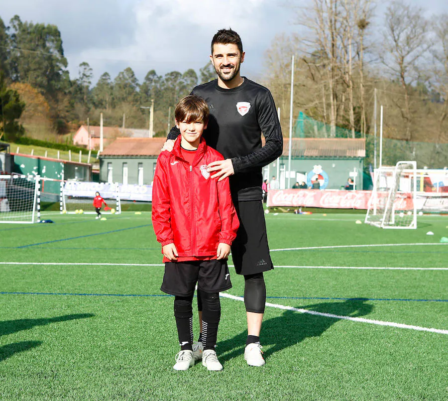 El jugador asturiano David Villa compartió entrenamiento en Llanera con los chavales del campus de invierno DV7 que organiza.