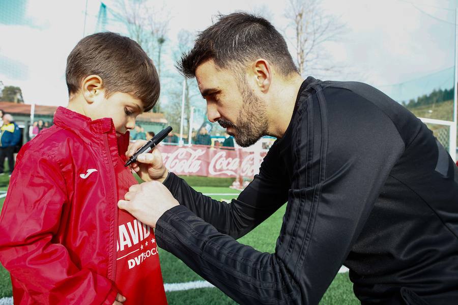 El jugador asturiano David Villa compartió entrenamiento en Llanera con los chavales del campus de invierno DV7 que organiza.