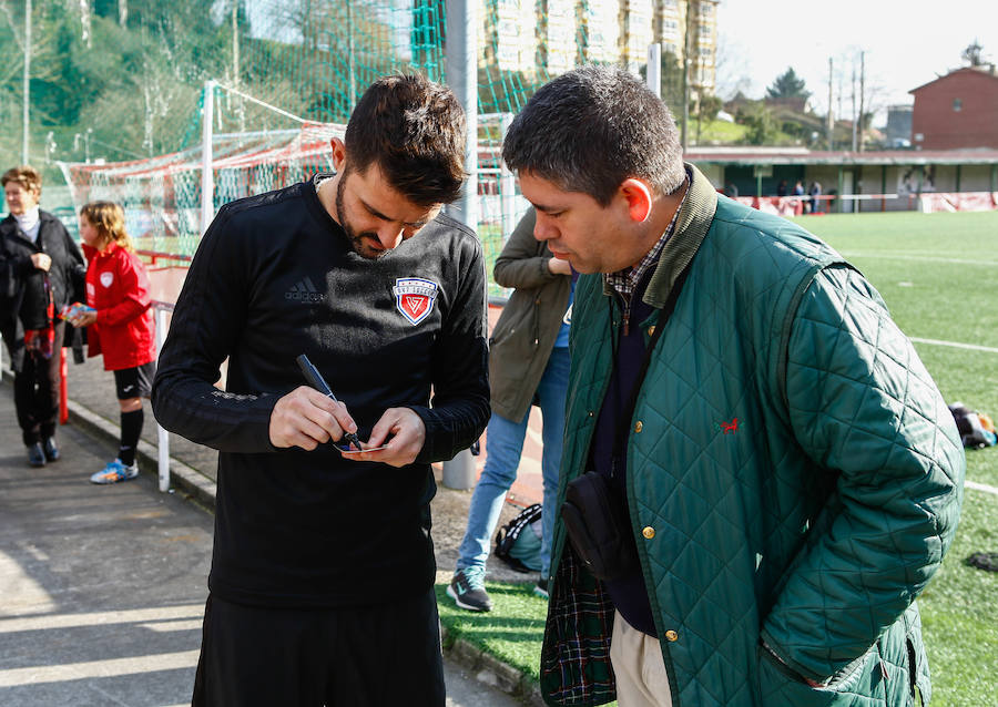 El jugador asturiano David Villa compartió entrenamiento en Llanera con los chavales del campus de invierno DV7 que organiza.