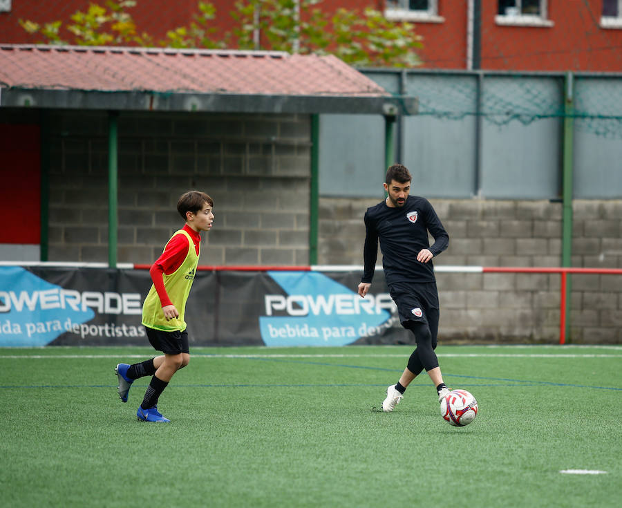 El jugador asturiano David Villa compartió entrenamiento en Llanera con los chavales del campus de invierno DV7 que organiza.
