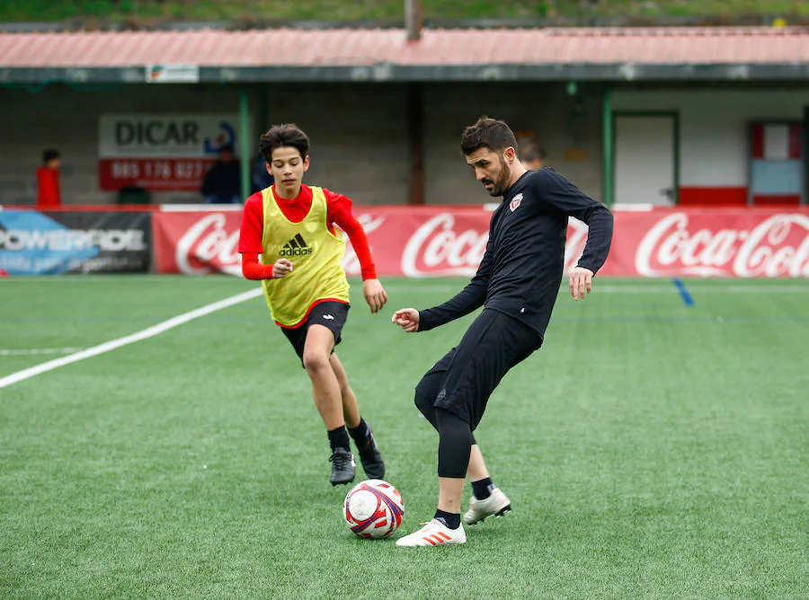 El jugador asturiano David Villa compartió entrenamiento en Llanera con los chavales del campus de invierno DV7 que organiza.