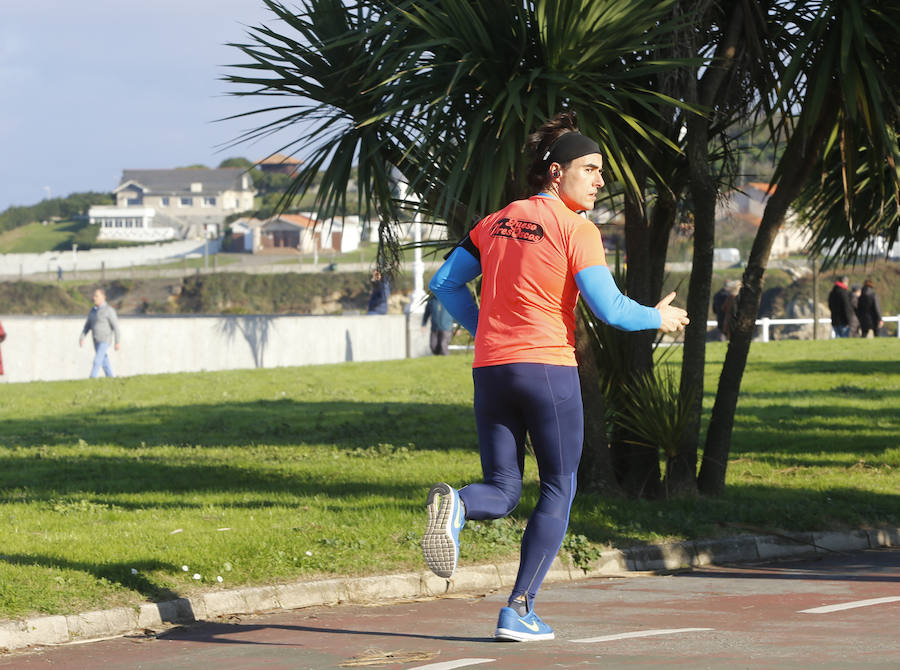 A pesar del frío, los gijoneses no han desperdiciado la oportunidad de disfrutar de la ausencia de nubes, ya sea paseando, en bicicleta o corriendo.