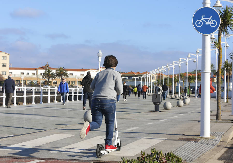 A pesar del frío, los gijoneses no han desperdiciado la oportunidad de disfrutar de la ausencia de nubes, ya sea paseando, en bicicleta o corriendo.