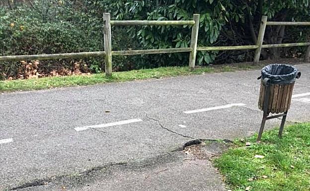 Estado del firme en un tramo del paseo fluvial en El Entrego. 