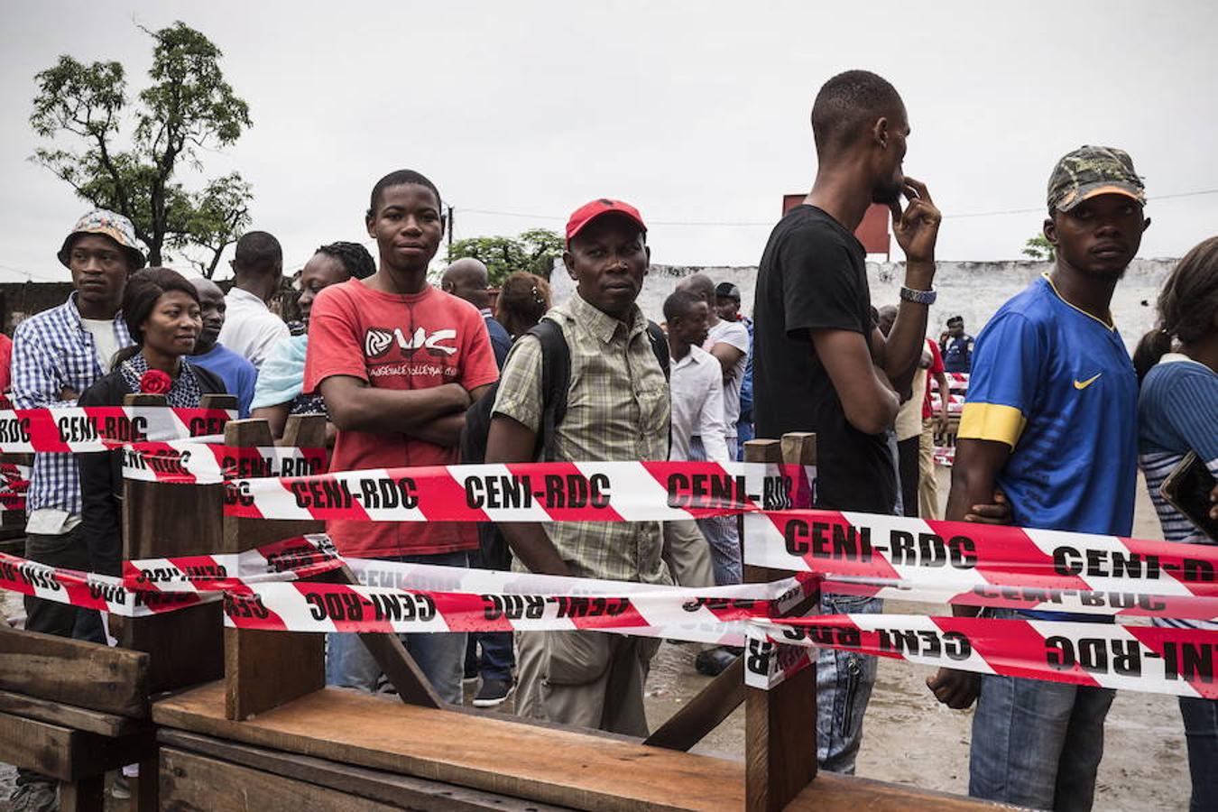 La República Democrática del Congo celebra este domingo unas elecciones históricas para elegir al sucesor del presidente Joseph Kabila, entre retrasos, esperanza de cambio y miedo a más violencia.