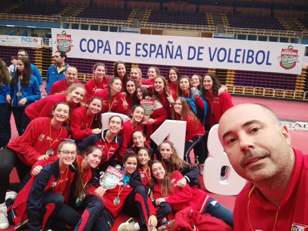 Los dos equipos grupistas, en Guadalajara, con sus técnicos Pablo Méndez y Gaby Pérez. 