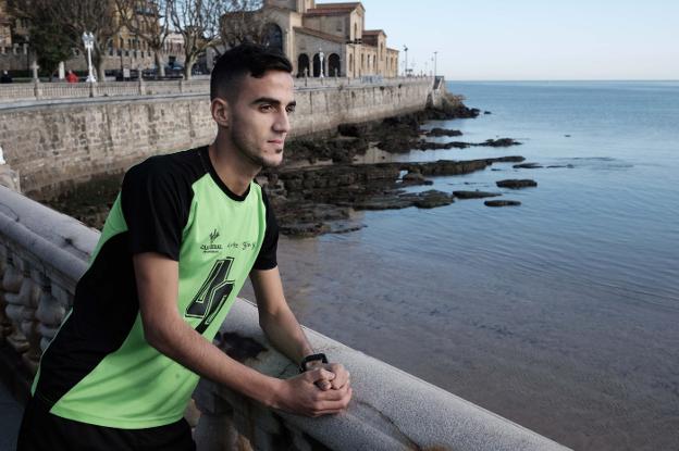 Moha Bakkali, en las inmediaciones de la llegada de la San Silvestre de Gijón. 