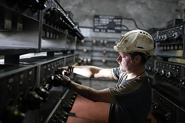 Mario Llavona, uno de los últimos mineros del pozo Carrio, en la lampistería tras terminar su turno de trabajo. 