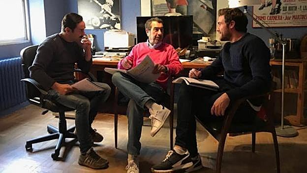 Carlos Santos, Garci y Raúl Mérida, con el guión de 'El crack cero'. 