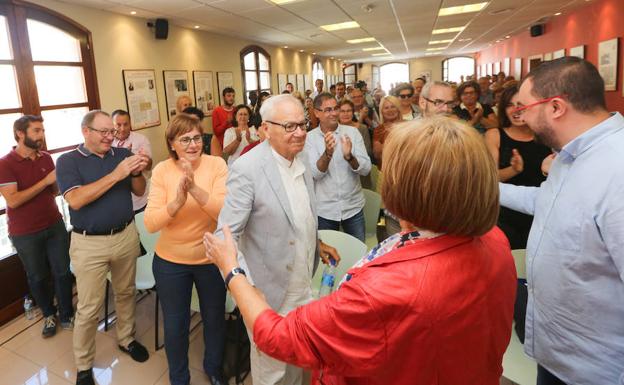 Manuel Ponga felicita a Mariví Monteserín tras ser proclamada candidata del PSOE el pasado mes de septiembre. 