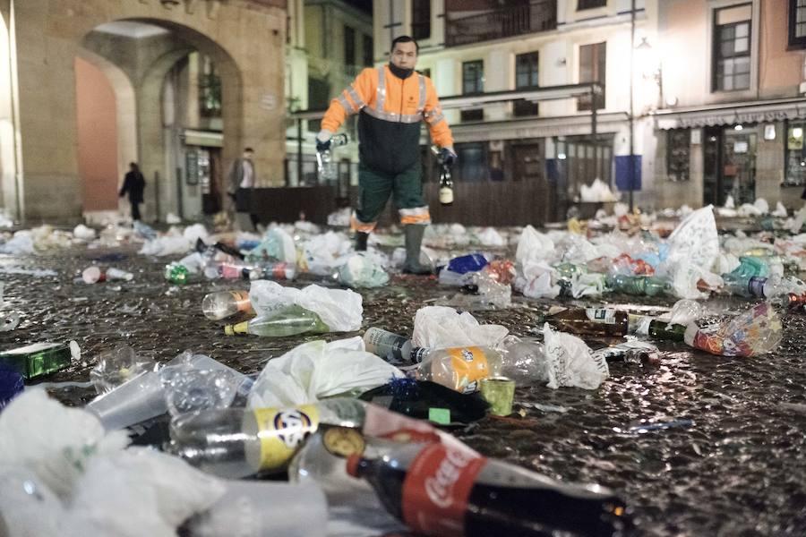 Incontables bolsas, botellas y restos de bebida dibujaban una fotografía difícil de aceptar si se tienen en cuenta las innumerables campañas para fomentar el que cada persona recoja sus propios residuos