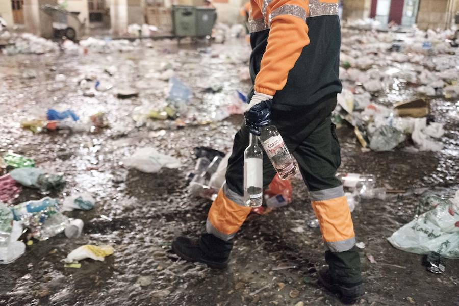 Incontables bolsas, botellas y restos de bebida dibujaban una fotografía difícil de aceptar si se tienen en cuenta las innumerables campañas para fomentar el que cada persona recoja sus propios residuos
