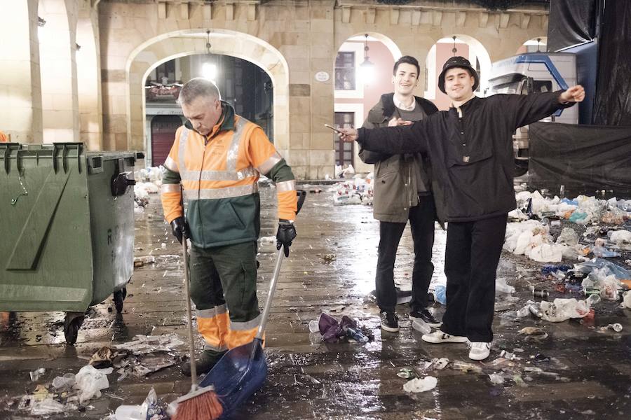 Incontables bolsas, botellas y restos de bebida dibujaban una fotografía difícil de aceptar si se tienen en cuenta las innumerables campañas para fomentar el que cada persona recoja sus propios residuos