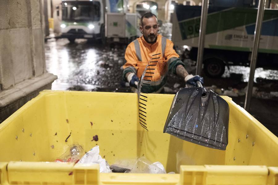 Incontables bolsas, botellas y restos de bebida dibujaban una fotografía difícil de aceptar si se tienen en cuenta las innumerables campañas para fomentar el que cada persona recoja sus propios residuos