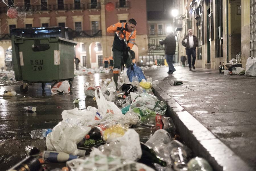 Incontables bolsas, botellas y restos de bebida dibujaban una fotografía difícil de aceptar si se tienen en cuenta las innumerables campañas para fomentar el que cada persona recoja sus propios residuos