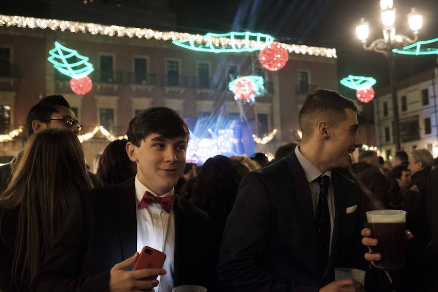 Centenares de gijoneses llenaron la plaza del ayuntamiento para celebrar la nochevieja