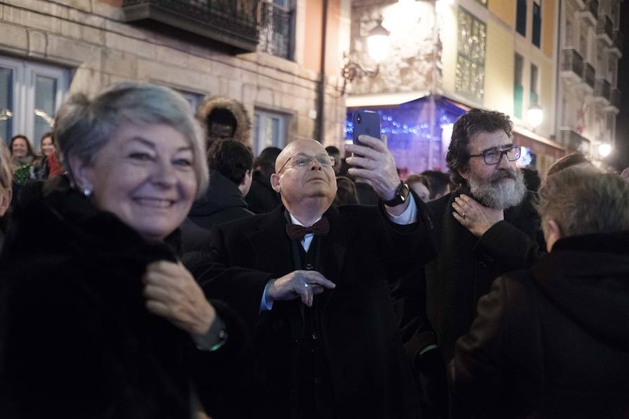 Centenares de gijoneses llenaron la plaza del ayuntamiento para celebrar la nochevieja