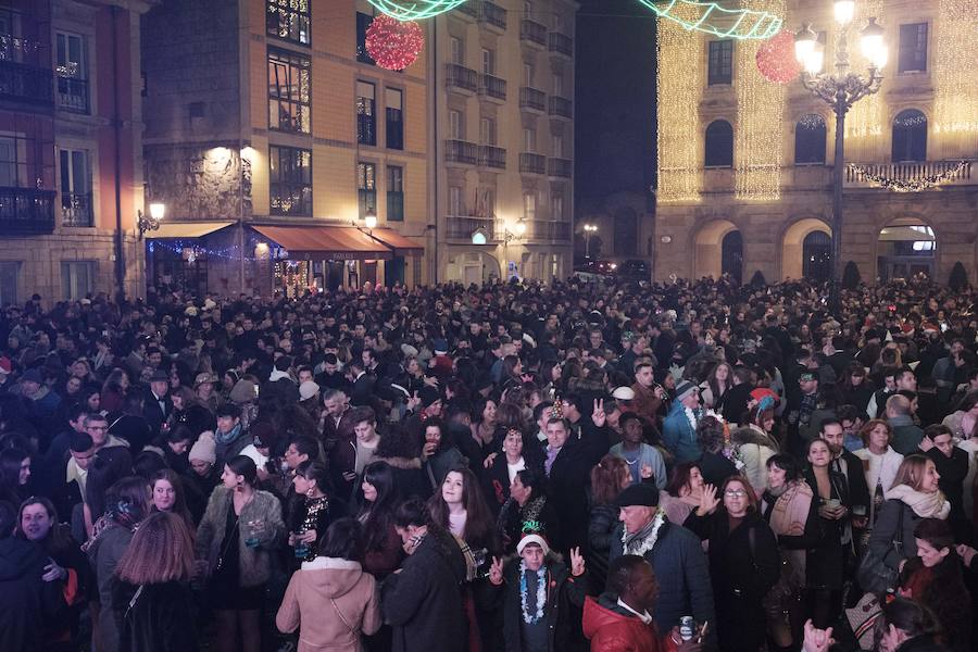Centenares de gijoneses llenaron la plaza del ayuntamiento para celebrar la nochevieja